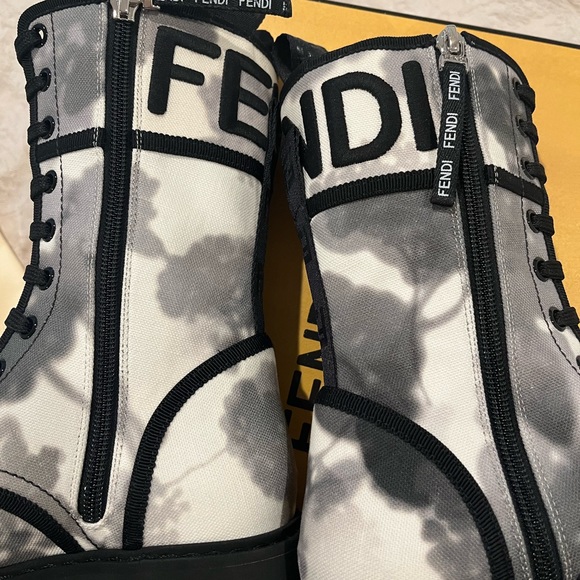AUTHENTIC FENDI BOOTS - Picture 10 of 11
